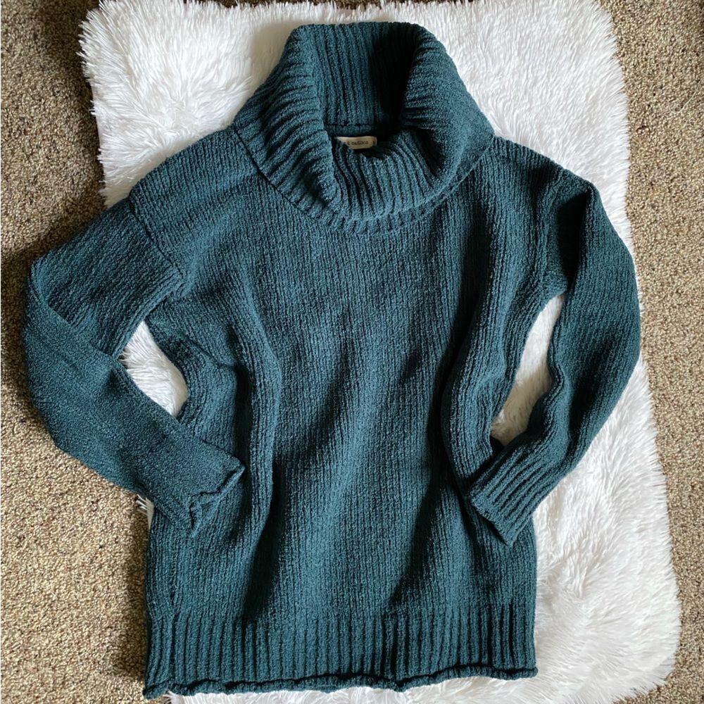 Moon & Madison Sweater‎